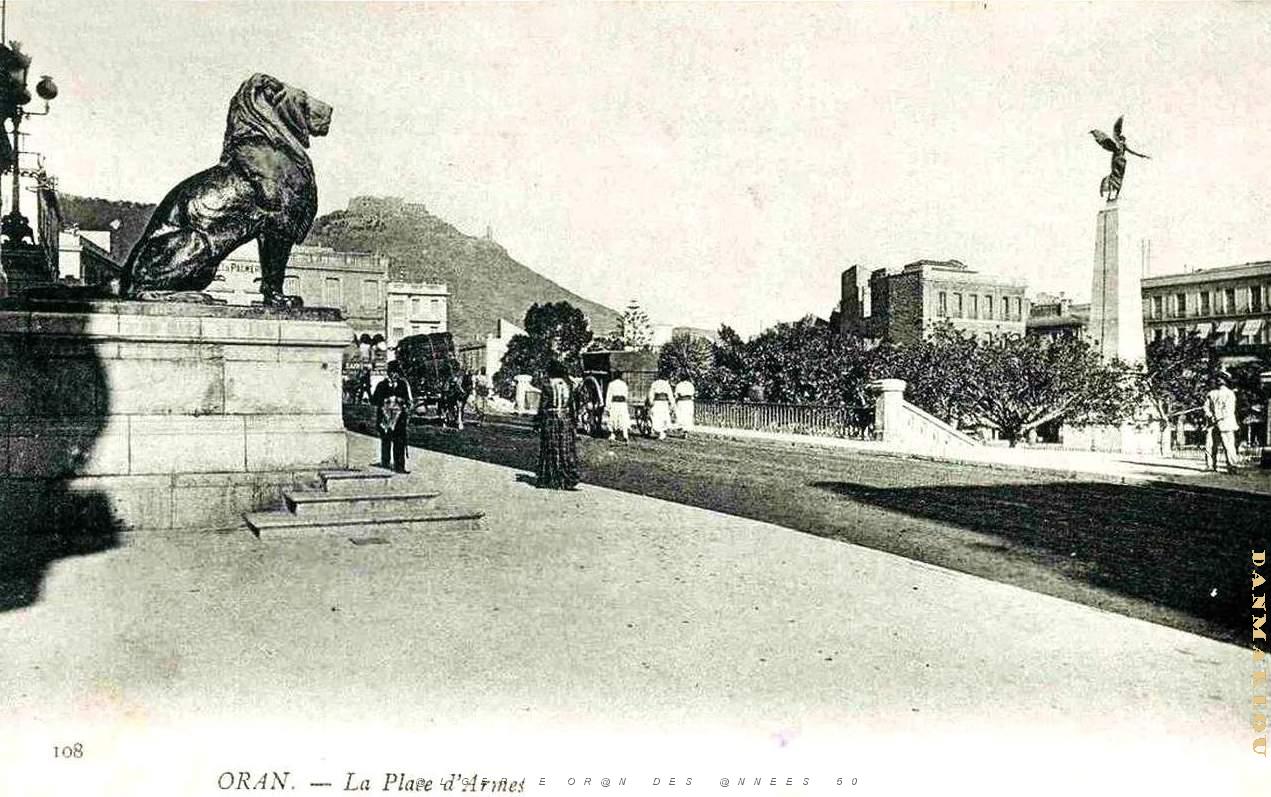 PA i- 56- Place d'armes animee.jpg